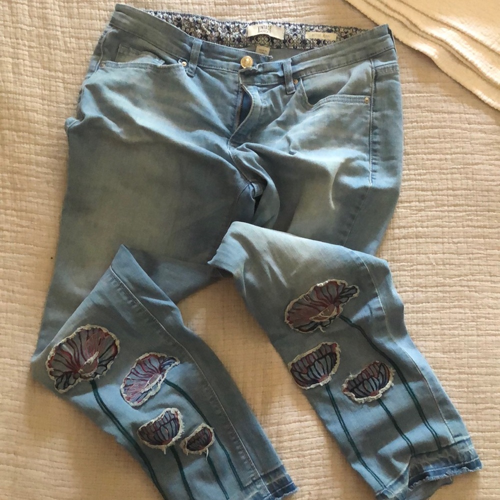 Ankle Bestie jean with flower detail